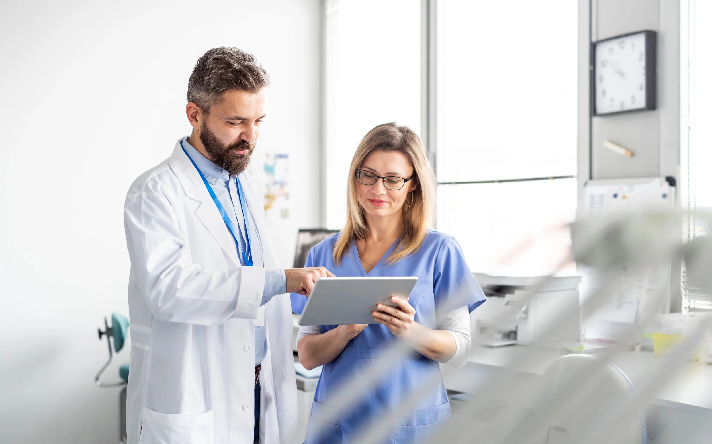 Le docteur et son assistante